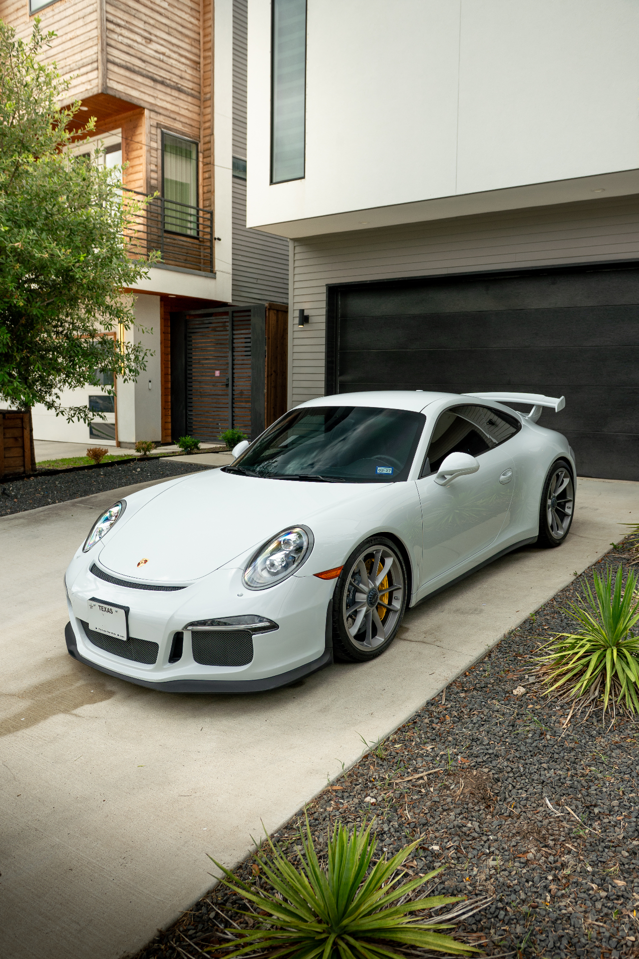 White Porsche 911 GT3 freshly detailed
